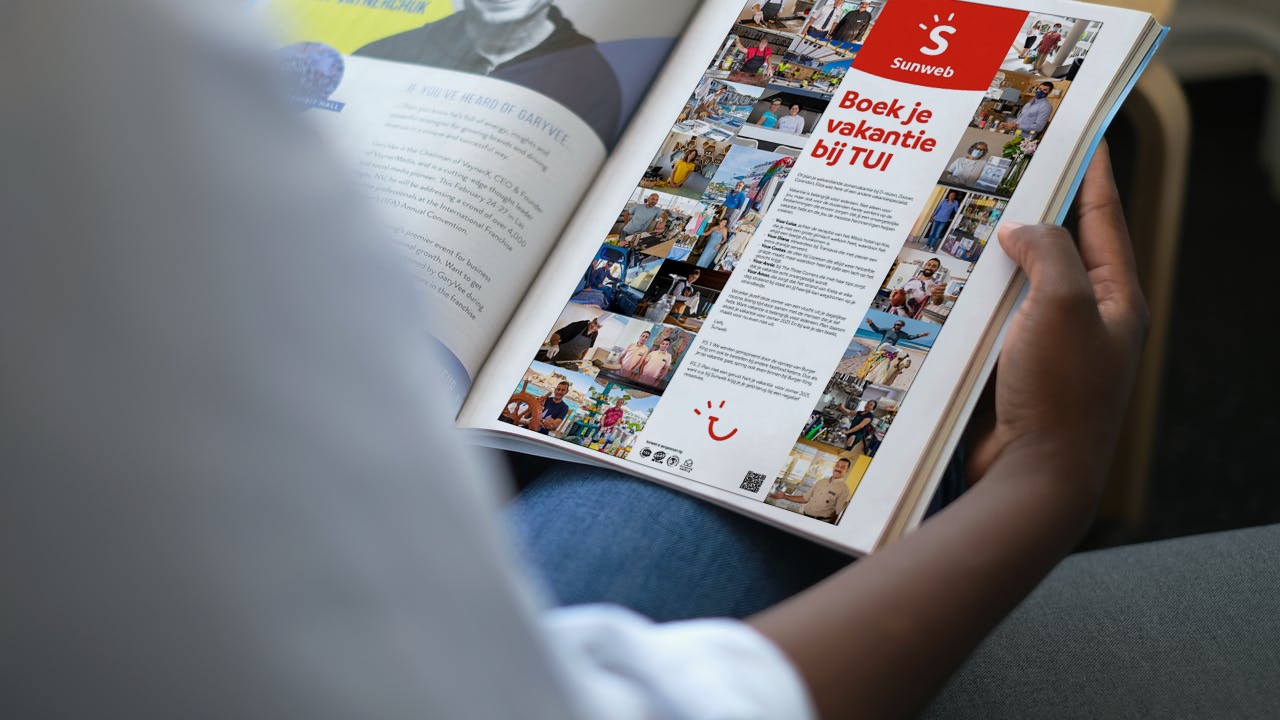 Advertentie van Sunweb in een magazine met merkwaardige call-to-action om een vakantie te boeken bij concurrent TUI: "Boek je vakantie bij TUI".